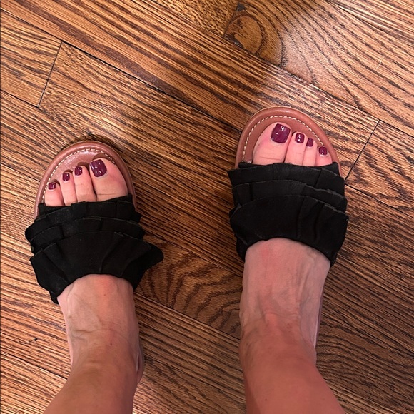 Steve Madden Black Ruffle Sandals - Picture 1 of 4
